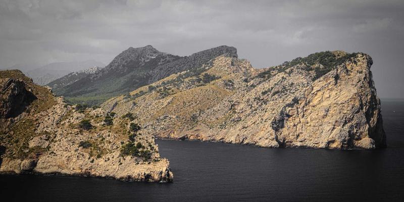 专业美发与发型设计进阶：如何成功策划并主讲线下沙龙剪发课程与Workshop