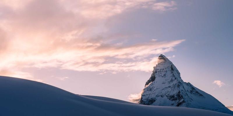 剪发造型课程进阶指南：运用色彩理论打造个性化染发方案，匹配肤色与瞳孔颜色