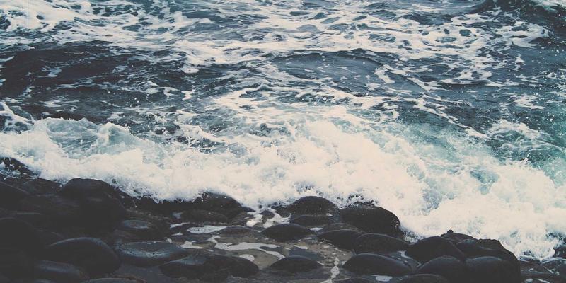 发型设计进阶指南：剪发后必备造型产品（发蜡/发油/喷雾）使用与选购技巧